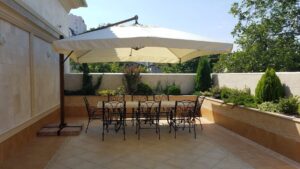 Parasol zewnętrzny wspornikowy Rome kwadratowa kopuła 4x4m na taras, do kawiarni, hotelu