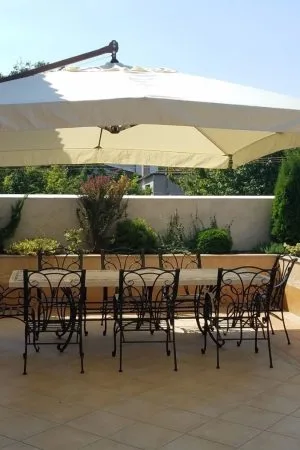 Parasol zewnętrzny wspornikowy Rome kwadratowa kopuła 4x4m na taras, do kawiarni, hotelu