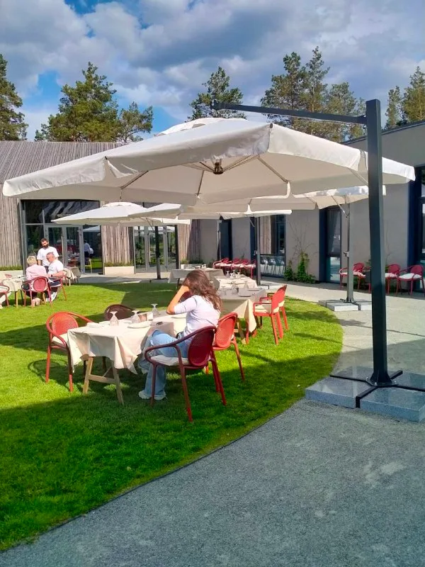 Parasol wspornikowy Palermo 3.5m x 3.5m. Przeznaczony dla kawiarni,terenów zewnętrznych, placów przed domem, hoteli. - obrazek 4