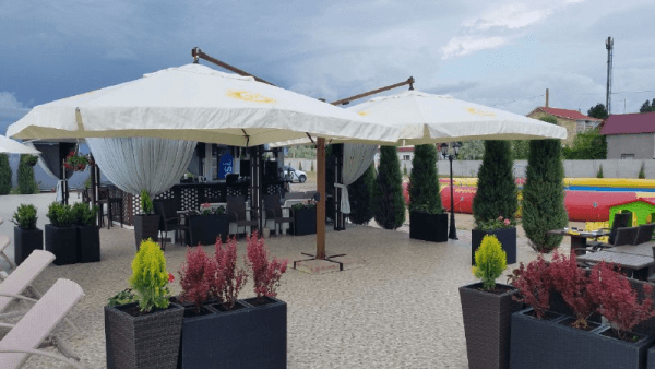 Parasol wspornikowy w wersji Lux w kształcie litery „V” lub „T”, dwukopułowy „Double Rome” 4x8m - obrazek 2