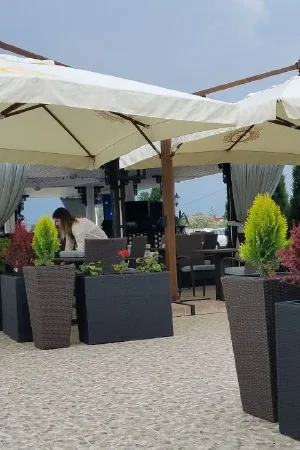 Parasol wspornikowy w wersji Lux w kształcie litery „V” lub „T”, dwukopułowy „Double Rome” 4x8m