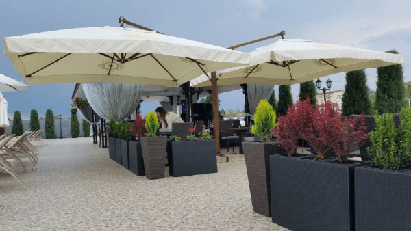 Parasol wspornikowy w wersji Lux w kształcie litery „V” lub „T”, dwukopułowy „Double Rome” 4x8m