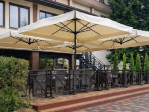 Parasol zewnętrzny wspornikowy Quadro, z czterema kopułami 6×6 m, 7×7 m