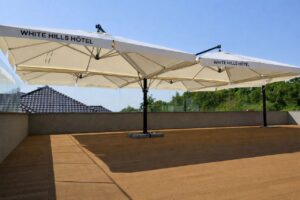 Czterokopułowy parasol wspornikowy „Quadro Rome” 8x8m