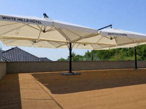 Czterokopułowy parasol wspornikowy „Quadro Rome” 8x8m