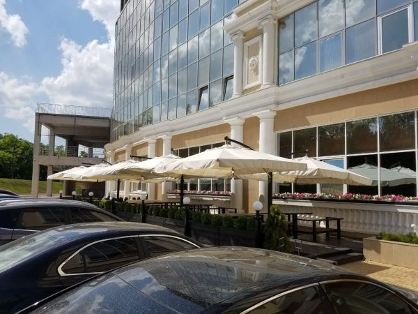 Czterokopułowy parasol wspornikowy „Quadro Rome” 8x8m - obrazek 2