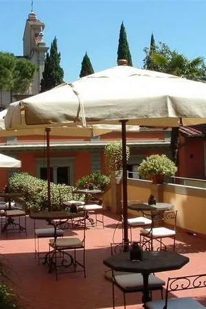 Parasol Genoa kwadratowy z centralnym słupem